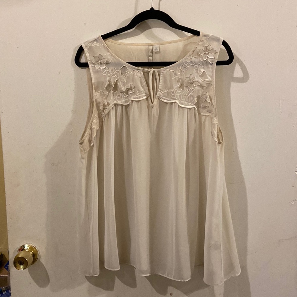 Lauren Conrad White Flowy Sleeveless Blouse Size XL